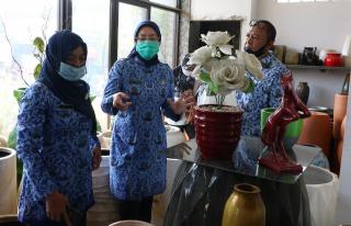 Pemkab Purwaķarta Dorong Pelaku Industri Keramik Kembangkan Hasil Produksi